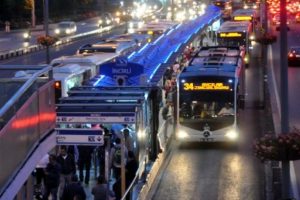 Seyyar satıcıları kovalayan polise metrob&uuml;s &ccedil;arptı