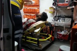Bunalıma giren şahıs elini ve parmaklarını kesti