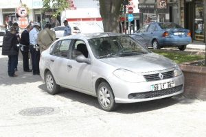 Yol ortasında dinlenirken otomobil &ccedil;arptı