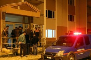 &Ccedil;e&ccedil;en uyruklu vatandaşa evinin &ouml;n&uuml;nde kurşun yağdırdılar!