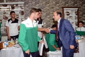 Bursaspor U21 takımı İsmail Hakkı Edebali'nin verdiği yemekte bir araya geldi