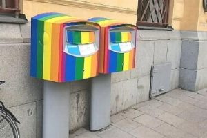 Posta kutuları ''g&ouml;k kuşağı'' rengine boyandı