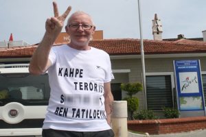 İngiliz turistten ter&ouml;re tiş&ouml;rtl&uuml; mesaj