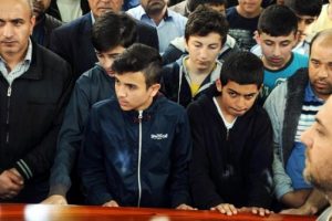 Trafik kurbanı Serhat'ı son yolculuğuna arkadaşları uğurladı