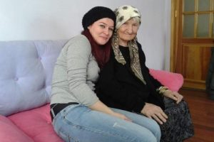 Bakım merkezinde &ouml;len kadının, ş&uuml;phe &uuml;zerine mezarı a&ccedil;ıldı