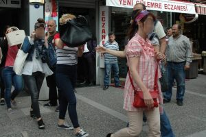 İzmir'de b&uuml;y&uuml;k operasyon: 56 g&ouml;zaltı