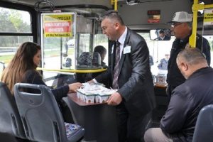 &Ccedil;orum'da trafik polisleri s&uuml;r&uuml;c&uuml;lere leblebi ikram etti