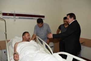 Şanlıurfa Valisi, yaralı polisi ziyaret etti