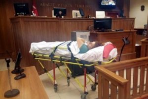 3 kişinin &ouml;ld&uuml;ğ&uuml; kazada yaralanan s&uuml;r&uuml;c&uuml; sedyede tutuklandı