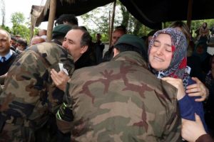 Şehit annesi oğlunun silah arkadaşlarını g&ouml;r&uuml;nce feryat etti