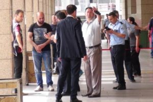 Adliye karşısında bombalı mont paniği