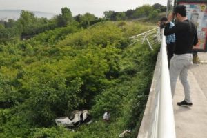 Otomobil 20 metreden u&ccedil;tu, s&uuml;r&uuml;c&uuml;n&uuml;n burnu bile kanamadı