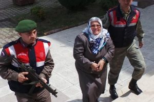 "Hep erkekler mi &ouml;ld&uuml;rs&uuml;n, bir de karı &ouml;ld&uuml;rs&uuml;n"