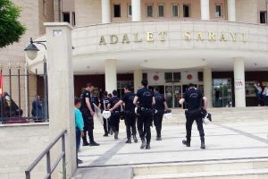 LGBTİ afişini yırtan doktor hakkında su&ccedil; duyurusu