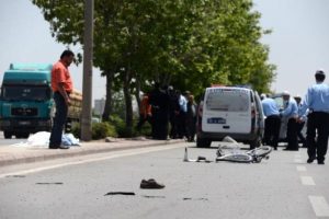 Bisikletine otomobil &ccedil;arpan emekli astsubay &ouml;ld&uuml;