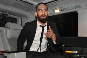 Arda'nın bir takip&ccedil;isini tehdit etmesi, akıllara sosyal medyadan başı derde girenleri getirdi...