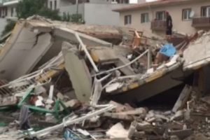 5 katlı bina &ccedil;&ouml;kt&uuml;: &Ccedil;ok sayıda ambulans sevk edildi