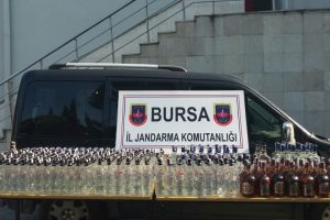 Bursa'da jandarmanın durdurduğu minib&uuml;sten 335 şişe ka&ccedil;ak i&ccedil;ki &ccedil;ıktı