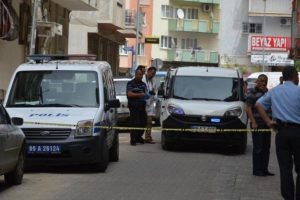 Beşinci kattan &ouml;l&uuml;me atladı