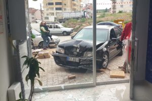Kadın s&uuml;r&uuml;c&uuml; el frenini &ccedil;ekmeyi unutursa...