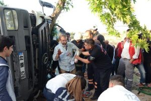 Beton mikseri devrildi, sıkışan s&uuml;r&uuml;c&uuml; g&uuml;&ccedil;l&uuml;kle kurtarıldı