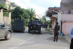 &Ccedil;ocuğun bulduğu cisim patladı: 2 yaralı