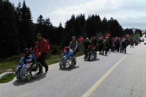 Bursa'da tekerlekli sandalyelerle Uludağ'a y&uuml;r&uuml;y&uuml;ş