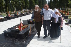 Oğlunun kurtulduğuna sevinemedi, şehitliğe koştu