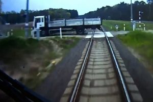Tren kamyonu bi&ccedil;meden 1 saniye &ouml;ncesi