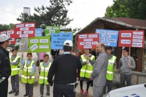 Bursa'da &ouml;ğrencilerden emniyet kemeri takan s&uuml;r&uuml;c&uuml;lere &ccedil;ikolata