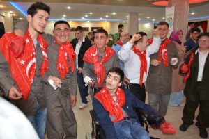 Bursa'da engelli gen&ccedil;ler i&ccedil;in asker eğlencesi