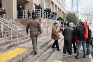 Adliyede korkun&ccedil; olay: Jiletle eşini doğradı