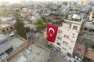 G&uuml;venlik g&uuml;&ccedil;leri Nusaybin'e T&uuml;rk bayrağı &ccedil;ekti