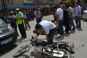 Bursa'de feci kaza! Motosiklet s&uuml;r&uuml;c&uuml;s&uuml; hastaneye kaldırıldı!