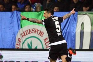 Beşiktaşlı Jose Sosa ve Veli Kavlak'a &ouml;nemli takımlar talip oldu