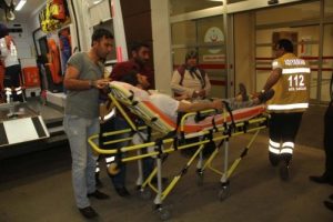 Yılana ateş etti, kendini yaraladı