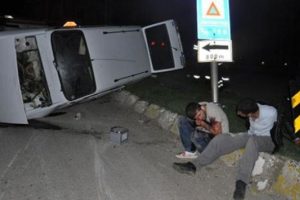 Yardım i&ccedil;in duran iki kişiyi bı&ccedil;akladı