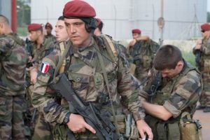 Fransız askerleri Orta Afrika'dan &ccedil;ekiliyor