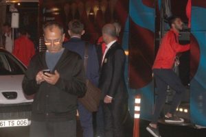 Trabzonspor, Trabzon Havalimanı'nda taraftarların tepkisi ile karşılaştı