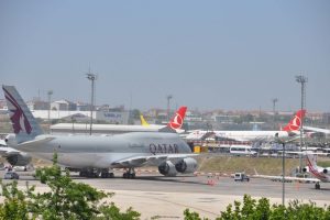 D&uuml;ğ&uuml;n trafiği yoğunlaştı: Havalimanına u&ccedil;aklar peş peşe iniyor