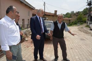 Bursa Orhaneli'de Belediye Başkanı yol &ccedil;alışmalarını inceledi