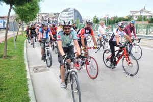 Bursa Nil&uuml;fer'de bisiklet tutkunları sağlık ve &ccedil;evre i&ccedil;in pedal &ccedil;evirdi