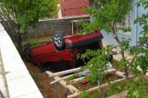 Otomobil bah&ccedil;eye u&ccedil;tu: 2 yaralı