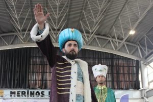 Şarkıcı Emrah'ın oğlu Bursa'da defilede 'Sultan' oldu