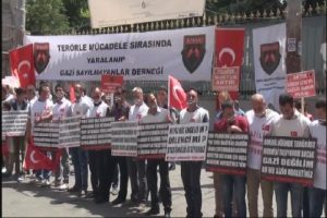 Ağızlarını bantlayıp 'Gazilik' hakkı istediler