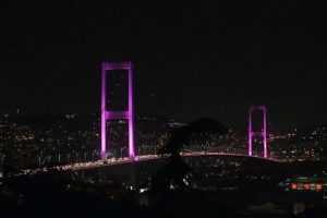 Boğazi&ccedil;i K&ouml;pr&uuml;s&uuml; pembe renkle ışıklandırıldı