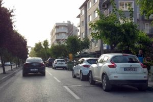 Bursa K&uuml;k&uuml;rtl&uuml; Caddesi'nde park halindeki ara&ccedil;lar s&uuml;r&uuml;c&uuml;leri &ccedil;ileden &ccedil;ıkarıyor!