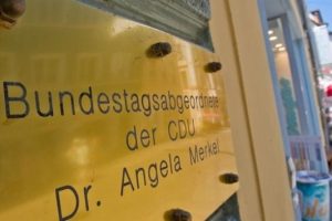 Merkel'in se&ccedil;im b&uuml;rosuna domuz kafası bırakıldı