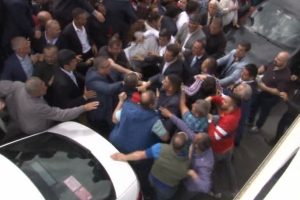 Kurultay gerginliği yumruklu kavgaya d&ouml;n&uuml;şt&uuml;