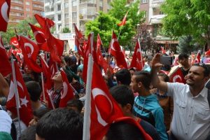 Gen&ccedil;ler T&uuml;rk bayraklarıyla sokağa d&ouml;k&uuml;ld&uuml;